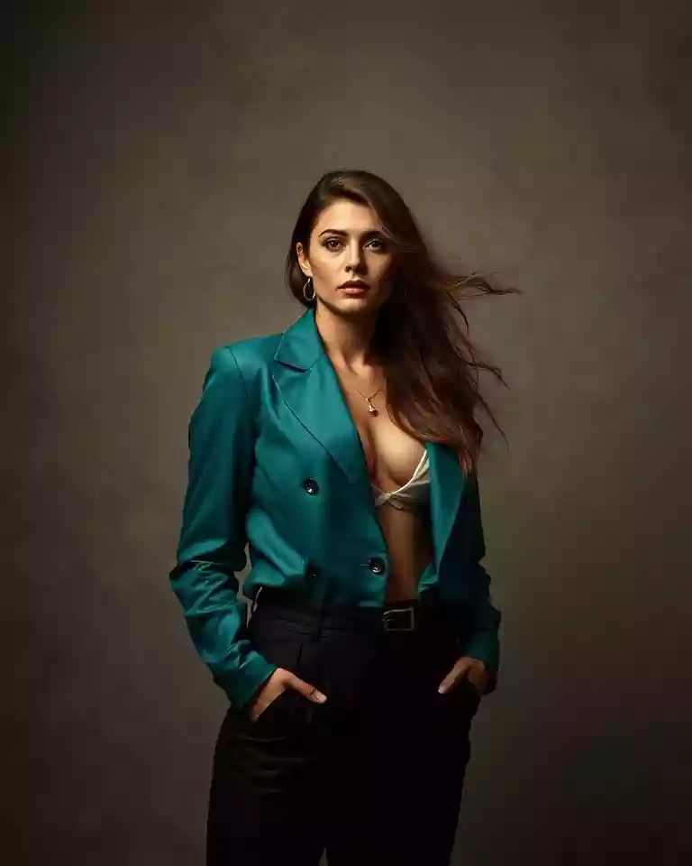 Sevecen Yapisiyla Otele Gelen Escort Bayan Masa